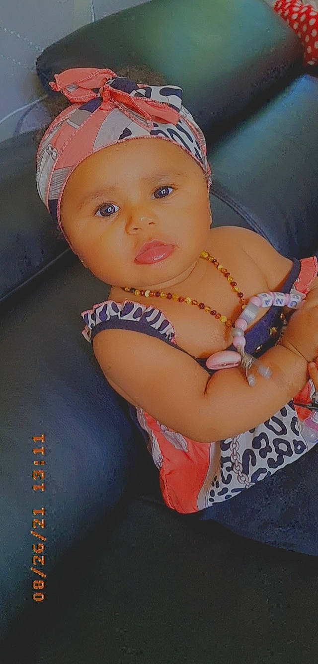 Maïmouna a rejoint le concours — aidez-le/la à gagner de superbes lots ! baby, baby_products, baby_toddler_clothing, cap, eye, eyelash, fashion_accessory, flash_photography, fun, hair_accessory, happy, headband, headgear, headpiece, headwear, jewellery, lip, magenta, person, pink