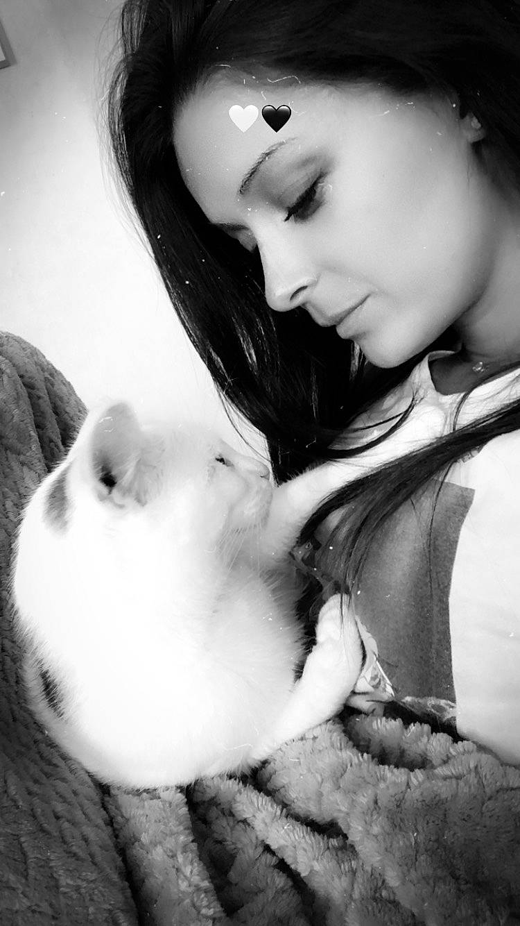 Stella a rejoint le concours — aidez-le/la à gagner de superbes lots ! arm, black, black_and_white, eye, eyebrow, eyelash, face, flash_photography, gesture, human_body, jaw, lip, mouth, neck, nose, organ, shoulder, skin, style, white