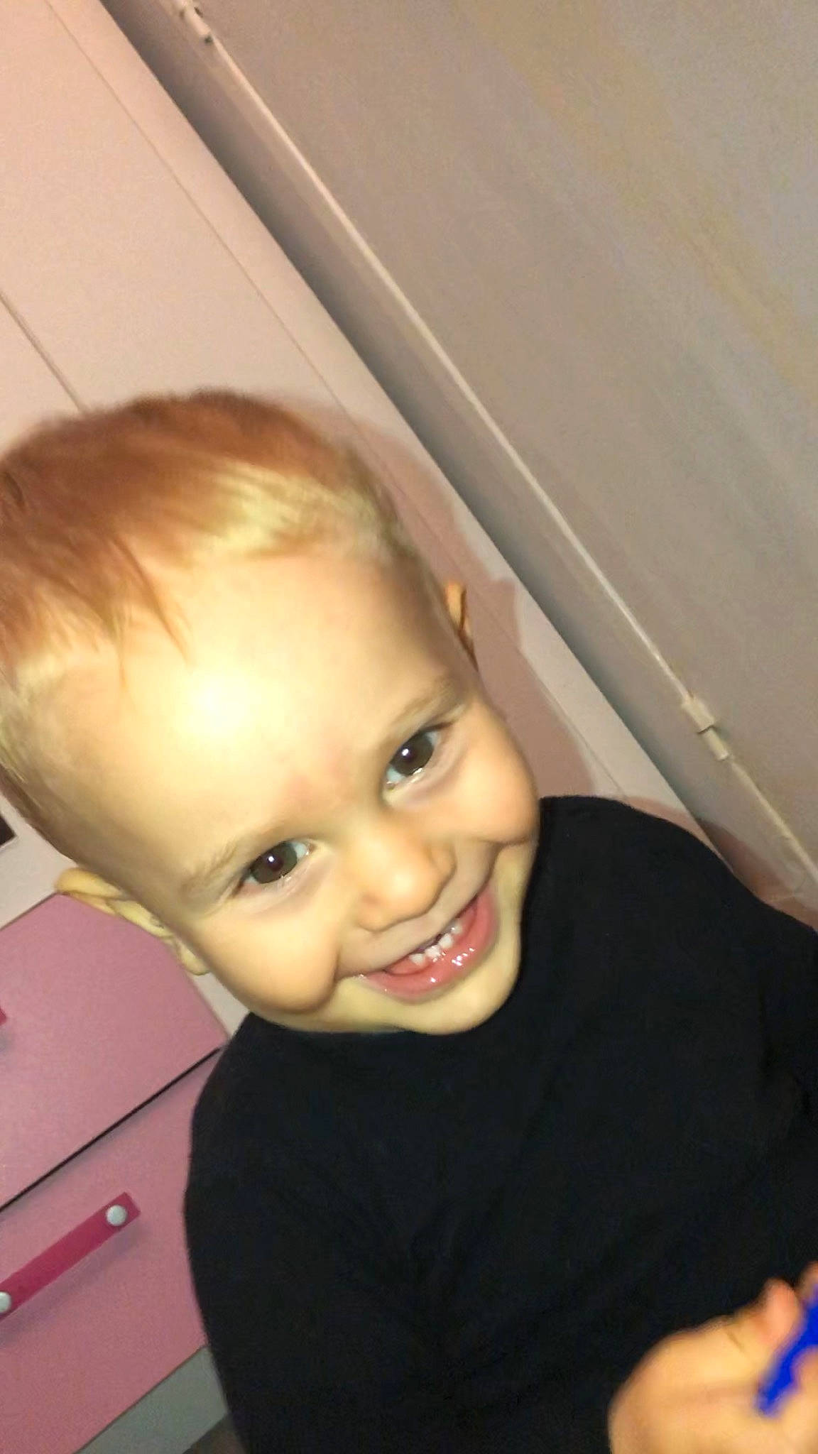 Elian a rejoint le concours — aidez-le/la à gagner de superbes lots ! arm, blond, cheek, child, chin, eye, eyebrow, face, facial_expression, forehead, fun, hair, hairstyle, head, joy, lip, nose, person, skin, smile