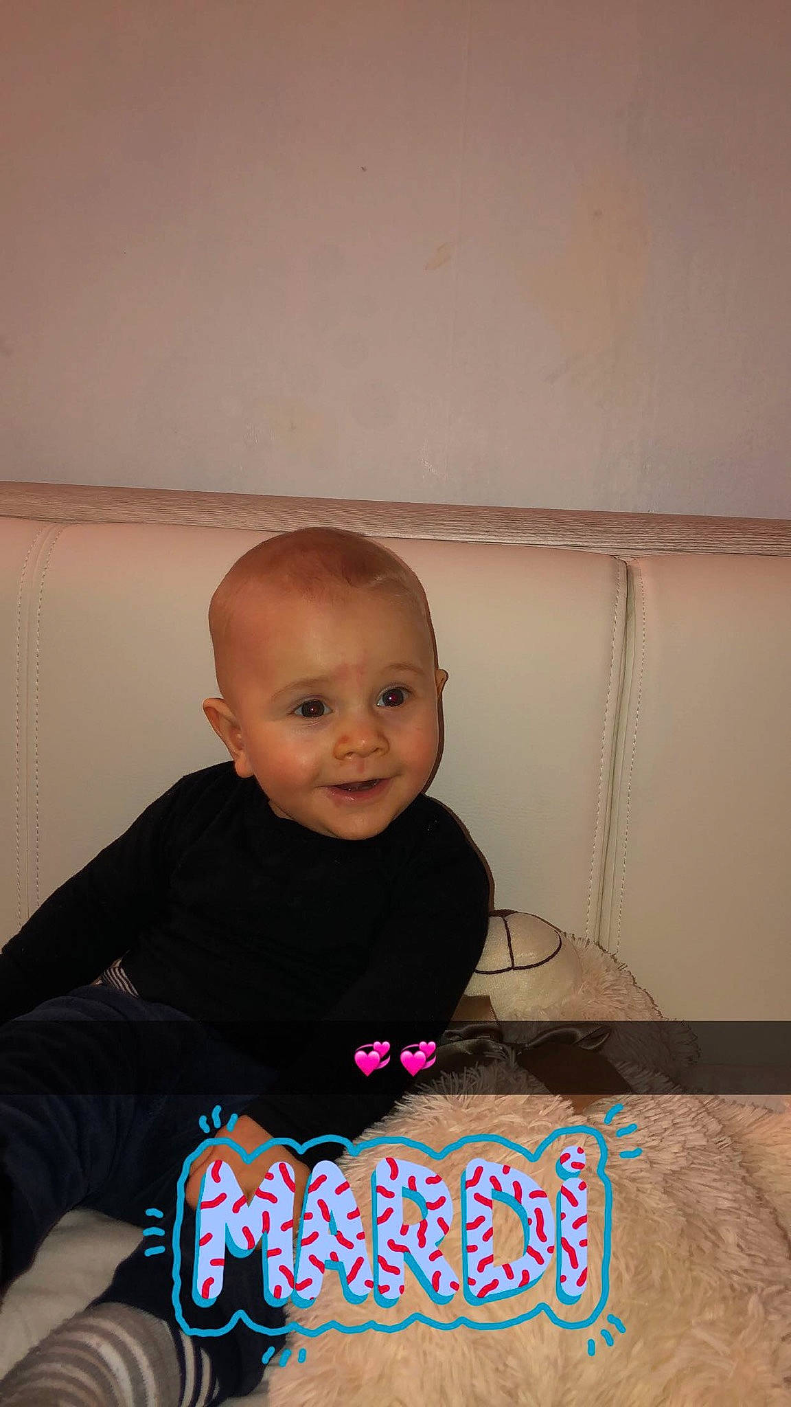 Elian participe au concours pour gagner de l'argent avec cette photo : arm, baby, cheek, child, eye, finger, iris, person, pink, sitting, skin, standing, toddler