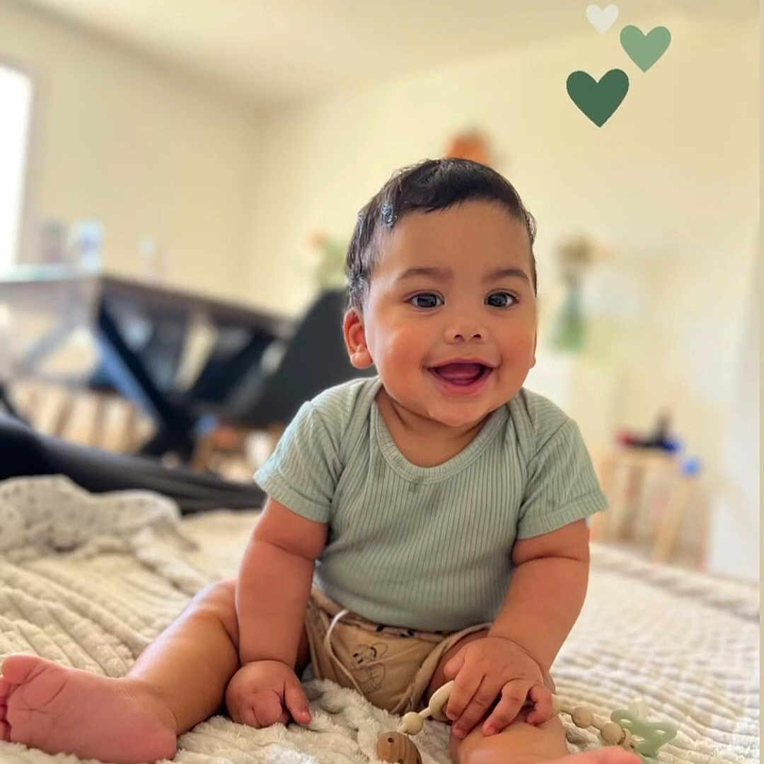 Eden participe au concours pour gagner de l'argent avec cette photo : baby, blanket, child, clothing, cute, face, foot, furniture, hand, happy, heart_graphics, home, indoors, infant, portrait, sitting, smiling, soft_light, toy, wooden_toy