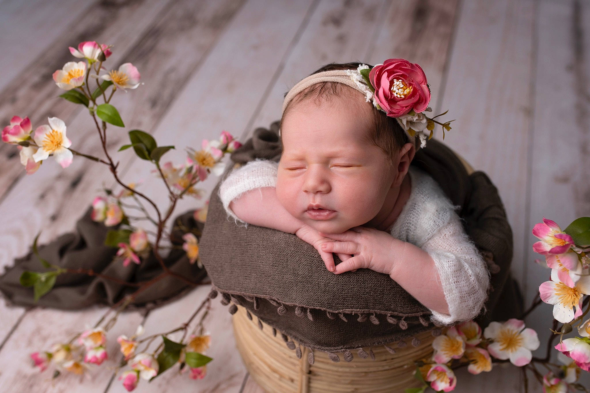 Elsa a rejoint le concours — aidez-le/la à gagner de superbes lots ! baby, baby_toddler_clothing, cut_flowers, event, eye, floral_design, flower, flower_arranging, grass, happy, headgear, headpiece, iris, leaf, person, petal, pink, plant, rose, rose_family