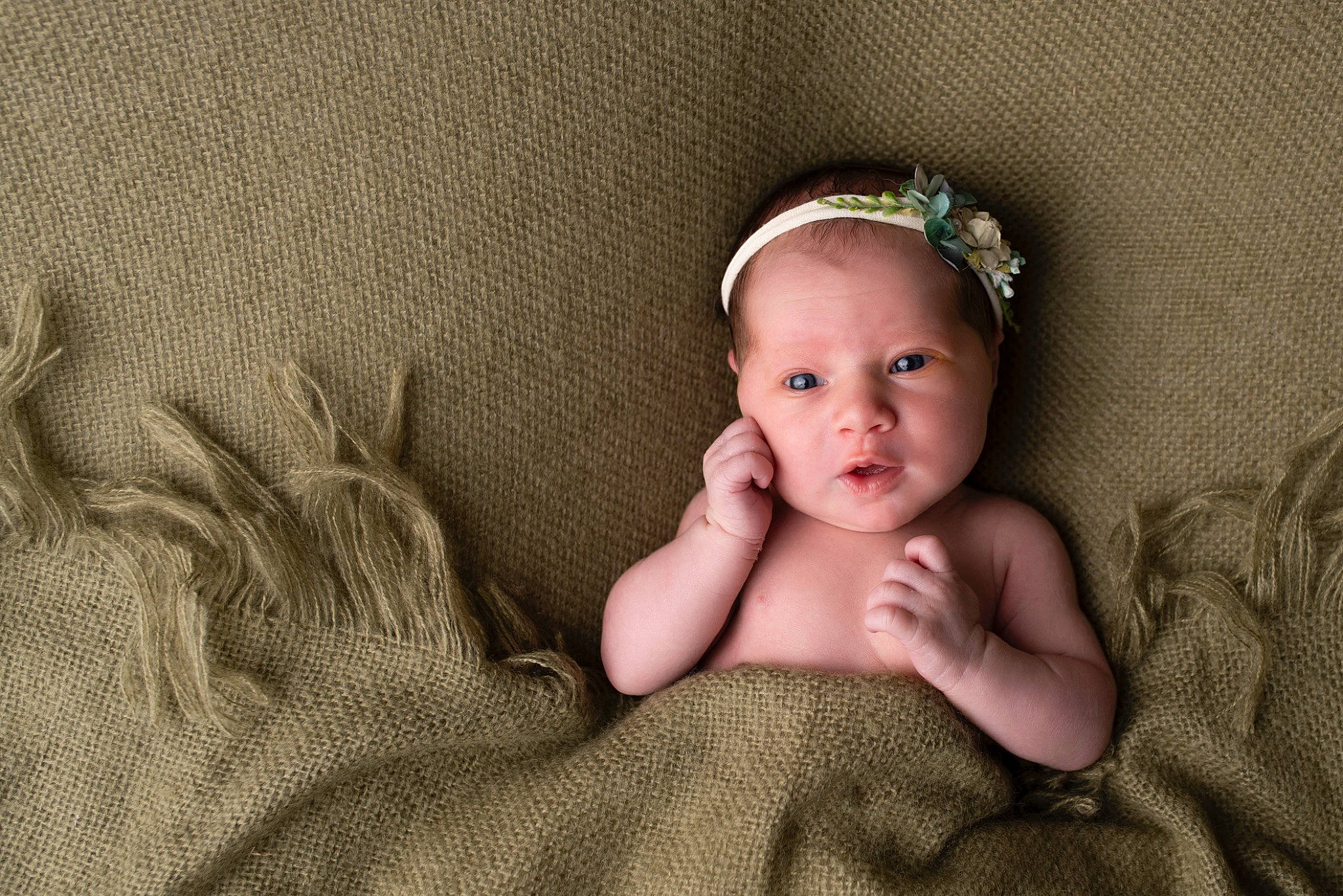 Elsa participe au concours pour gagner de l'argent avec cette photo : baby, baby_toddler_clothing, close_up, comfort, eye, eyebrow, face, flash_photography, grass, happy, head, headband, headgear, headpiece, iris, jewellery, linens, person, skin, toddler