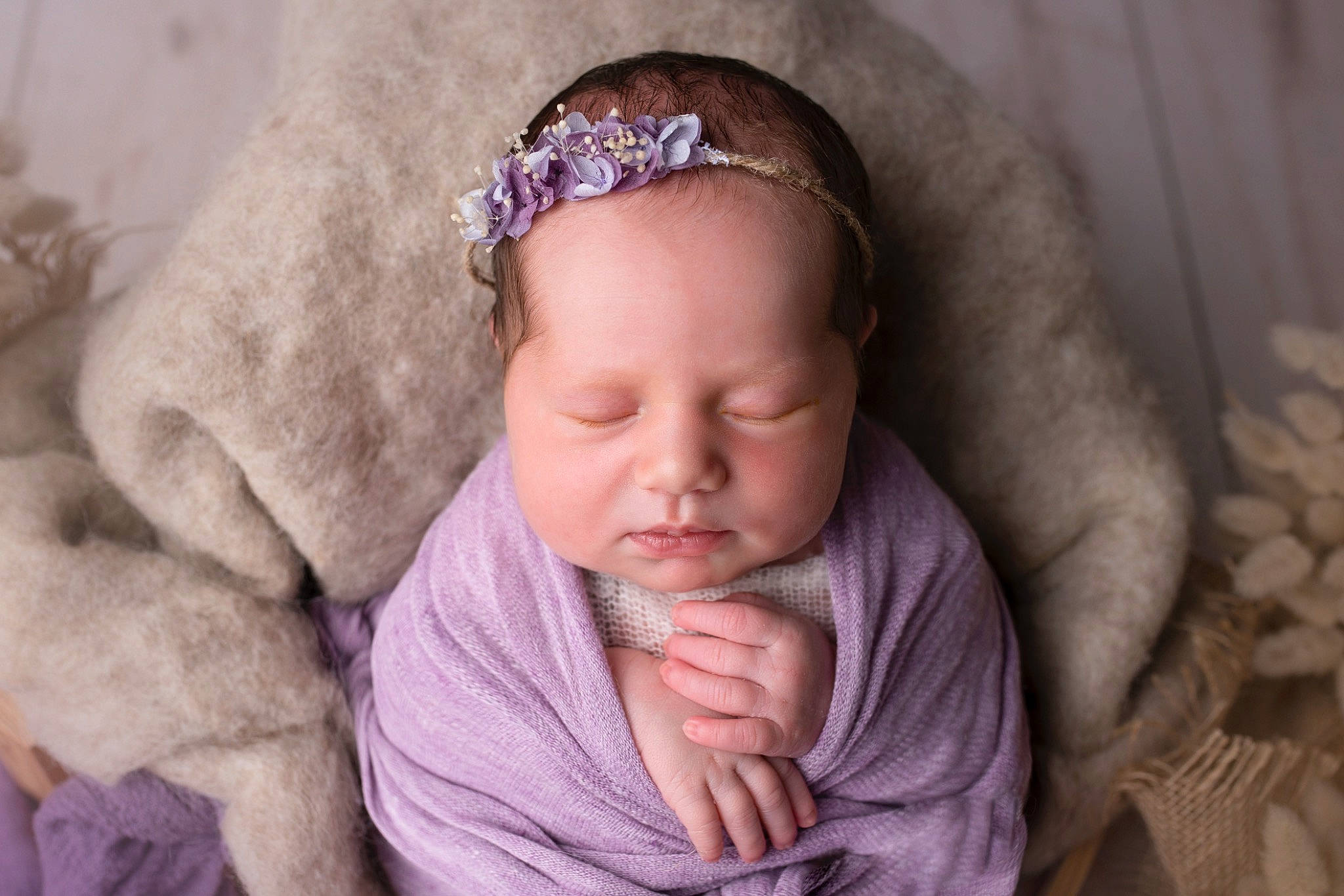 Elsa participe au concours pour gagner de l'argent avec cette photo : baby, baby_toddler_clothing, cheek, comfort, dress, ear, eye, eyebrow, finger, gesture, hair, hand, headgear, lip, neck, nose, person, pink, purple, skin