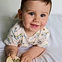 Liâm participe au concours pour gagner de l'argent avec cette photo : baby, blue_eyes, child, closeup, crawling, cute, elephant, expression, face, hands, indoor, infant, person, portrait, skin, smiling, tshirt, white_blanket, wooden_sign, young_child