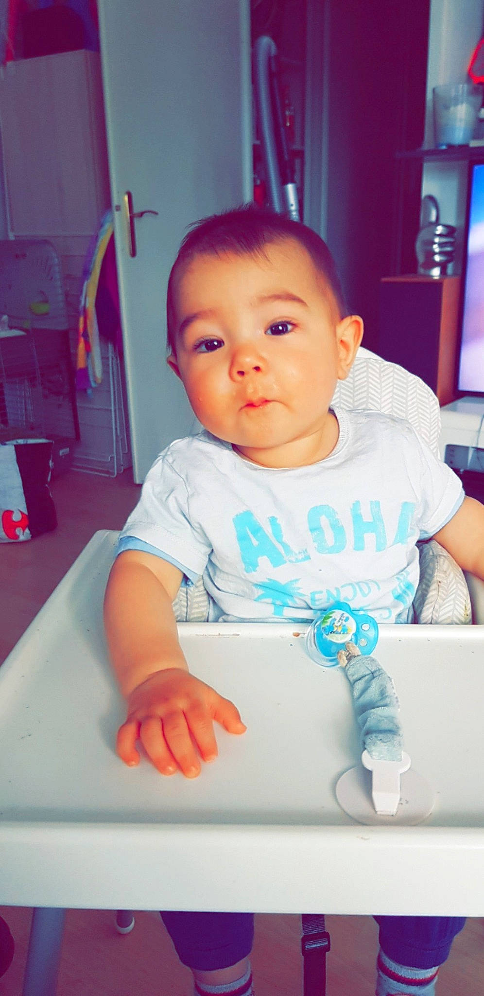 Liam participe au concours pour gagner de l'argent avec cette photo : baby, baby_toddler_clothing, cheek, child, cool, electric_blue, eye, finger, flooring, fun, happy, iris, nose, person, room, sitting, skin, sleeve, standing, t_shirt