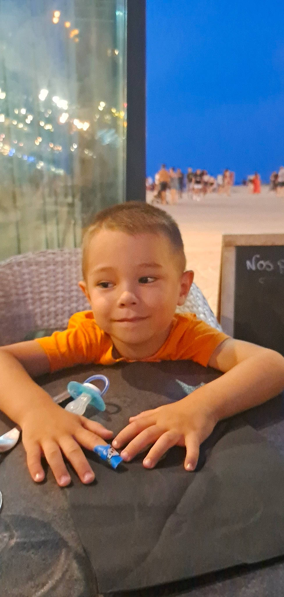 Liam a rejoint le concours — aidez-le/la à gagner de superbes lots ! baby, child, finger, fun, hairstyle, happy, joy, leisure, nail, people, person, play, recreation, room, sitting, skin, sky, smile, snapshot, thumb