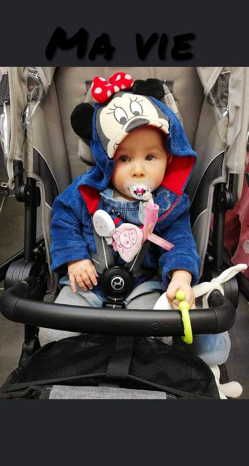 Kenza participe au concours pour gagner de l'argent avec cette photo : auto_part, baby, baby_carriage, baby_products, baby_safety, baby_toddler_clothing, car_seat, child, comfort, electric_blue, family_car, fun, hat, headwear, motor_vehicle, person, personal_protective_equipment, sitting, steering_wheel, toddler