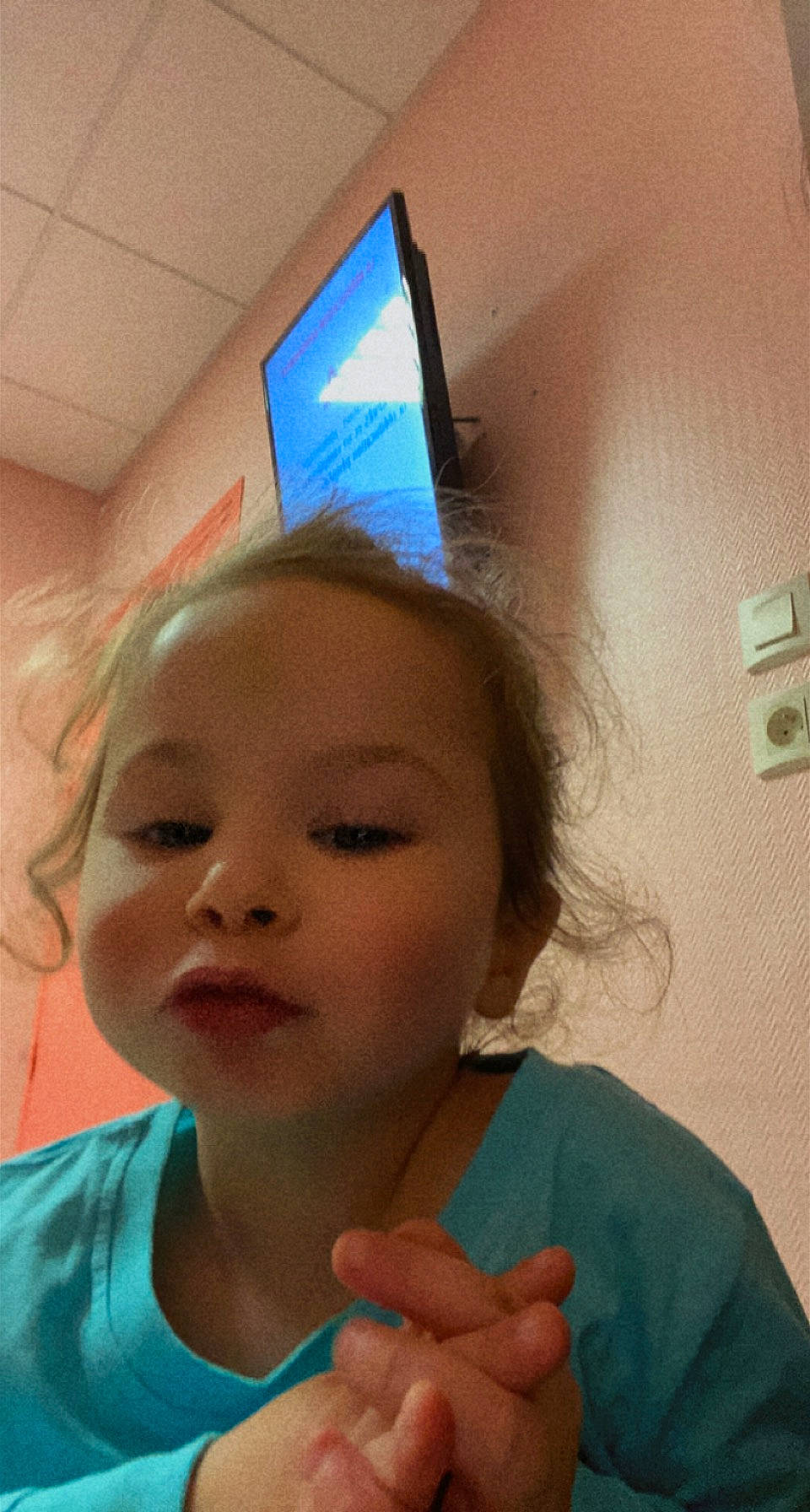 Kenza a rejoint le concours — aidez-le/la à gagner de superbes lots ! cheek, chin, ear, eye, eyebrow, eyelash, forehead, gesture, hair, happy, head, iris, jaw, lip, mouth, neck, nose, person, shoulder, skin