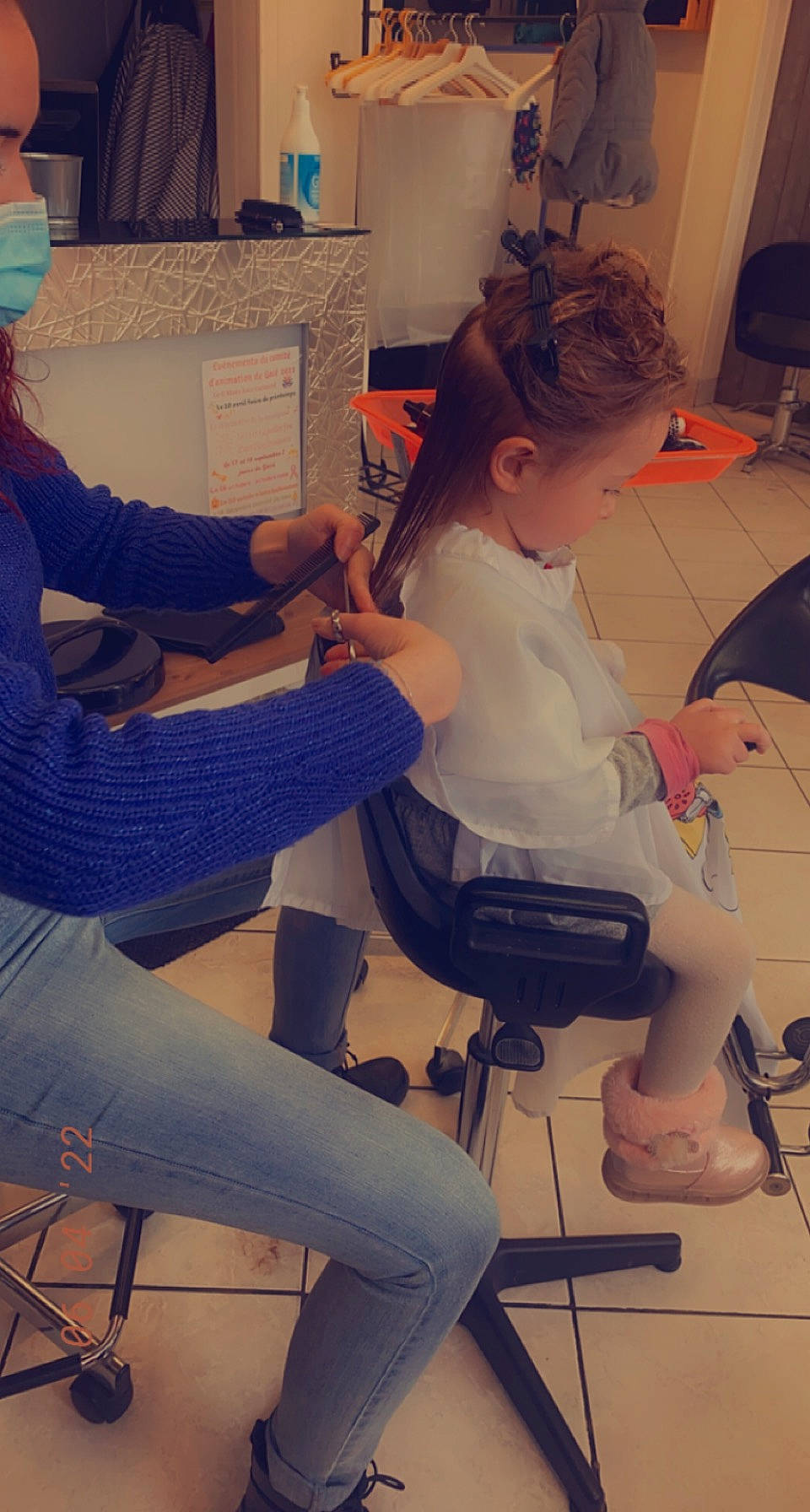 Kenza participe au concours pour gagner de l'argent avec cette photo : beauty_salon, comfort, electric_blue, fashion_design, hand, health_care, health_care_provider, human_body, human_leg, joint, knee, leg, medical, medical_equipment, medical_procedure, patient, person, picture_frame, service, shoulder