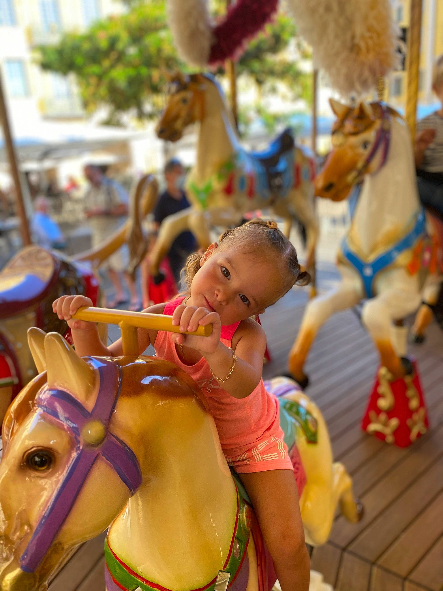Mylena participe au concours pour gagner de l'argent avec cette photo : amusement_park, amusement_ride, carousel, child, fun, happy, leisure, nonbuilding_structure, park, person, recreation, smile, vacation