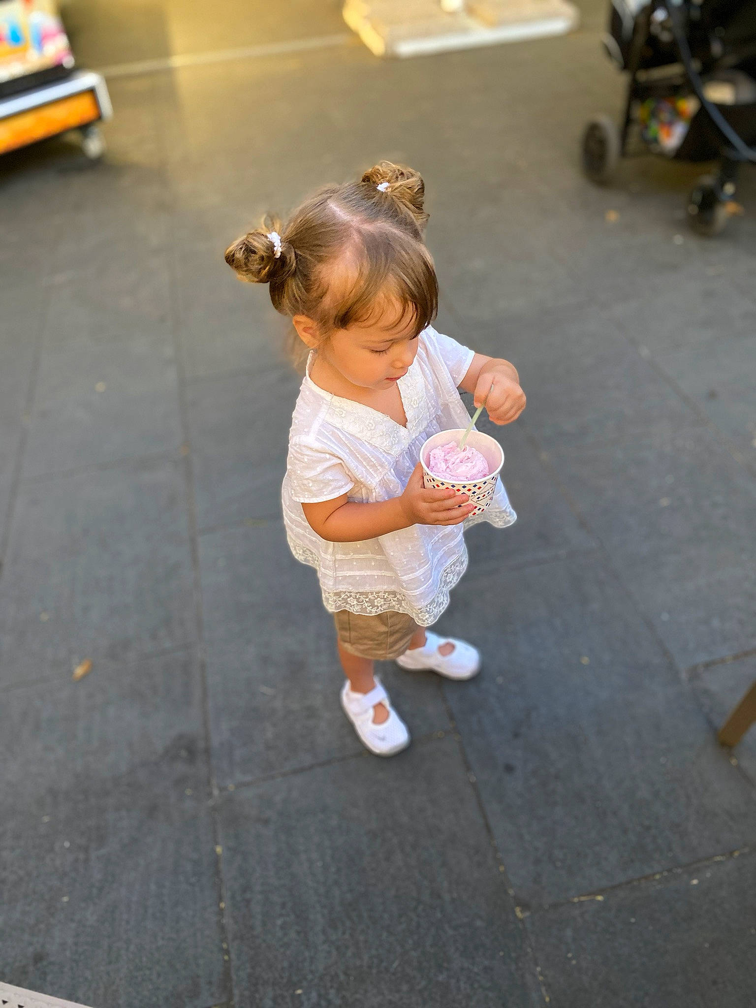 Mylena participe au concours pour gagner de l'argent avec cette photo : baby, child, floor, fun, person, play, shoe, sidewalk, sitting, skin, snapshot, standing, toddler, vacation, walking, yellow