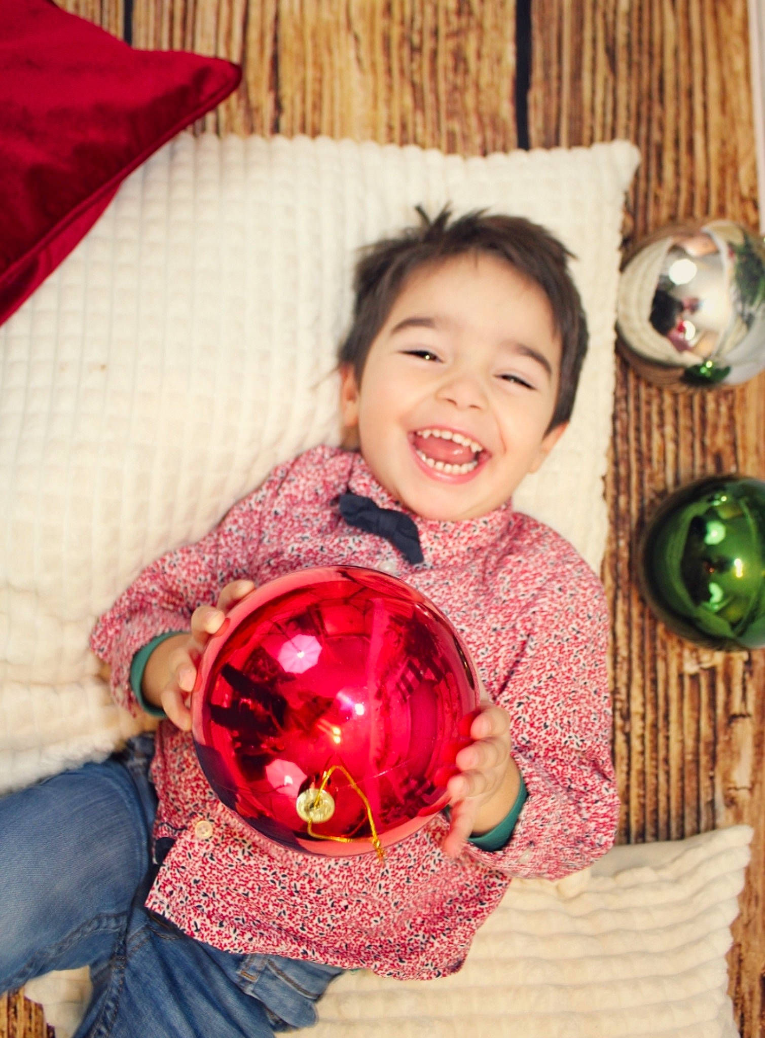 Ayden participe au concours pour gagner de l'argent avec cette photo : baby_toddler_clothing, ball, child, christmas, christmas_decoration, christmas_ornament, eye, face, facial_expression, fun, happy, holiday, holiday_ornament, joy, person, plant, red, smile, toddler, toy