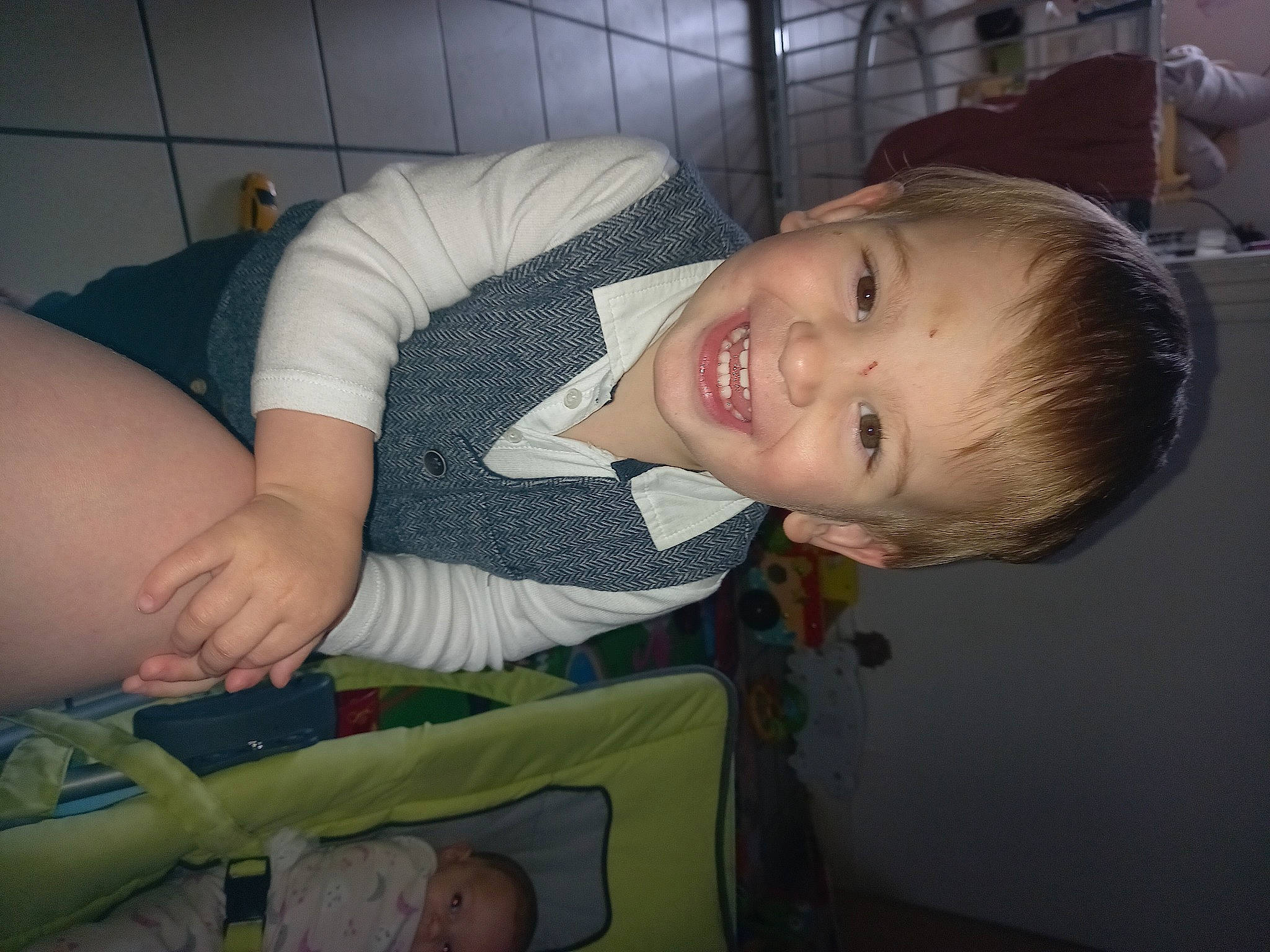 Yanael participe au concours pour gagner de l'argent avec cette photo : baby, baby_toddler_clothing, cheek, child, comfort, cool, elbow, finger, fun, gesture, happy, head, human_body, iris, joy, mouth, muscle, nose, person, skin