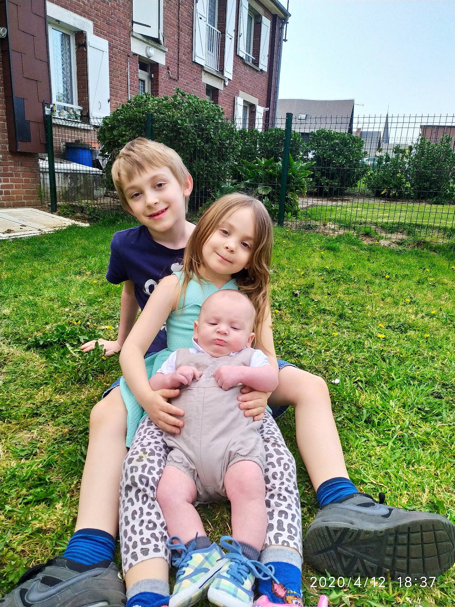 Yanaël a rejoint le concours — aidez-le/la à gagner de superbes lots ! child, family, fun, grass, happy, joy, lawn, leisure, people, person, photograph, photography, sitting, smile, snapshot, summer, toddler, tree, vacation