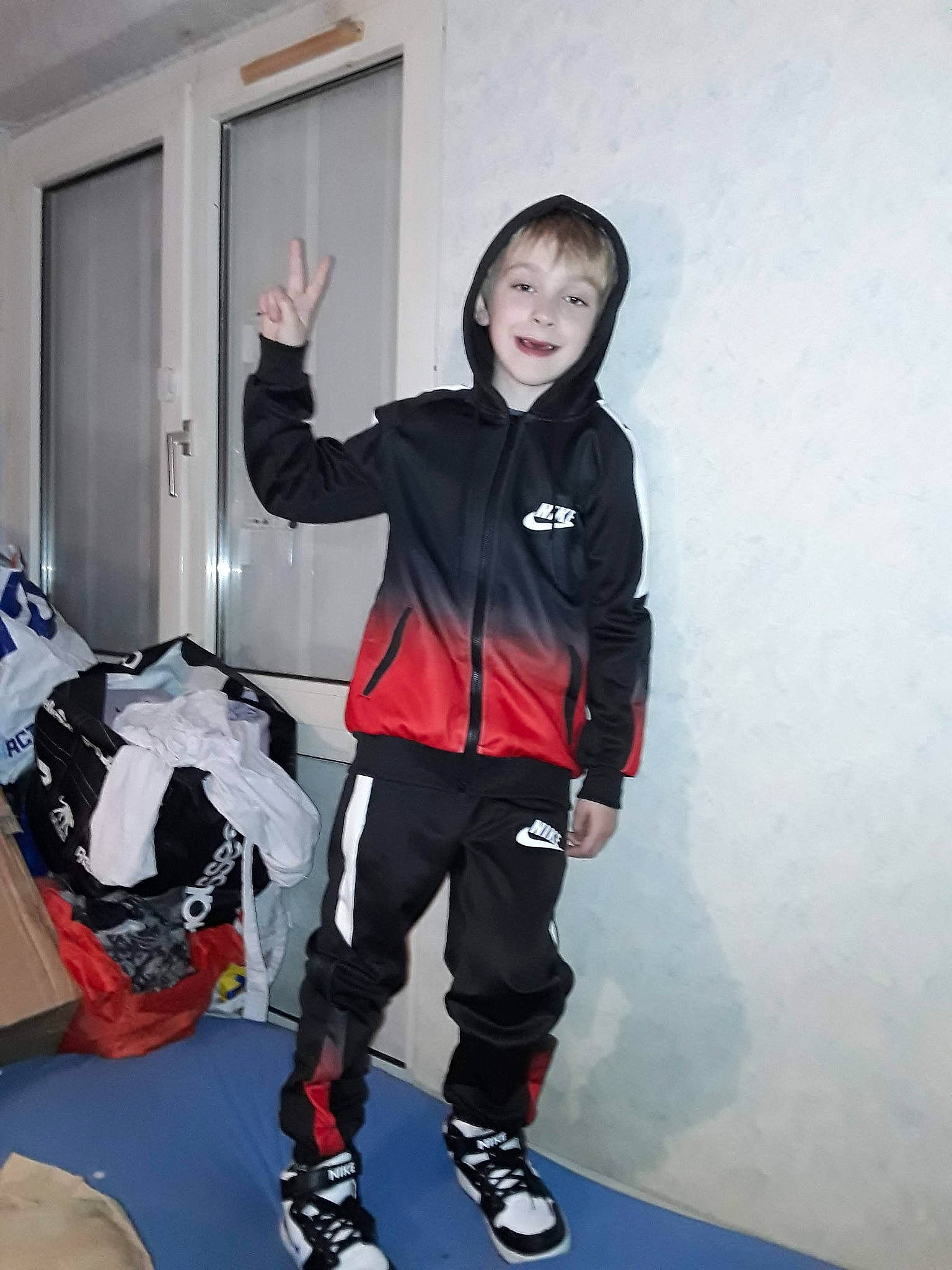 Loevan participe au concours pour gagner de l'argent avec cette photo : footwear, jacket, joy, outerwear, person, personal_protective_equipment, shoe, sports_gear, sportswear, trousers