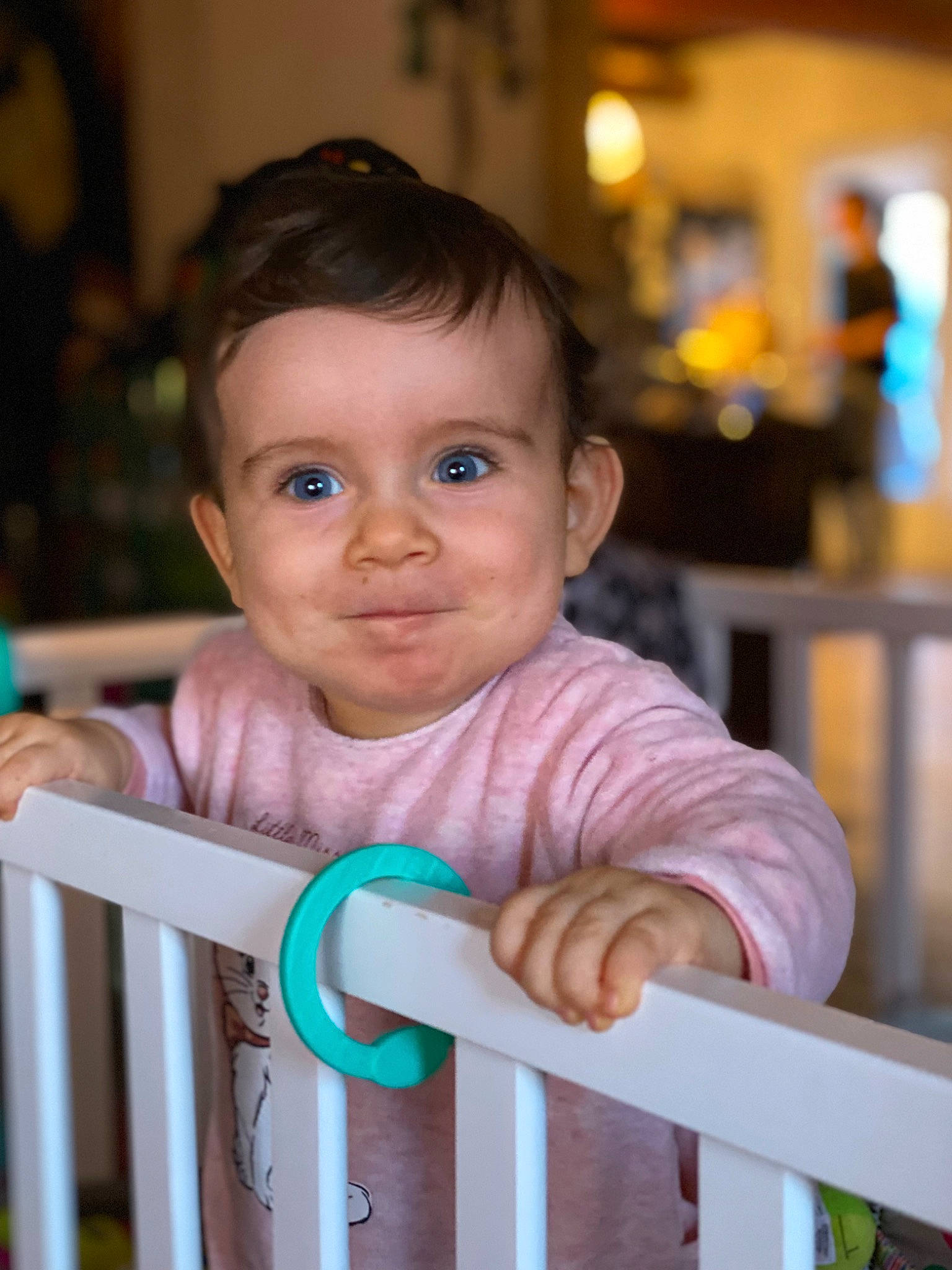 Anna a rejoint le concours — aidez-le/la à gagner de superbes lots ! baby, baby_products, baby_safety, baby_toddler_clothing, cheek, child, cradle, eye, fence, fun, happy, iris, joy, leisure, nose, nursery, person, sitting, skin, sleeve