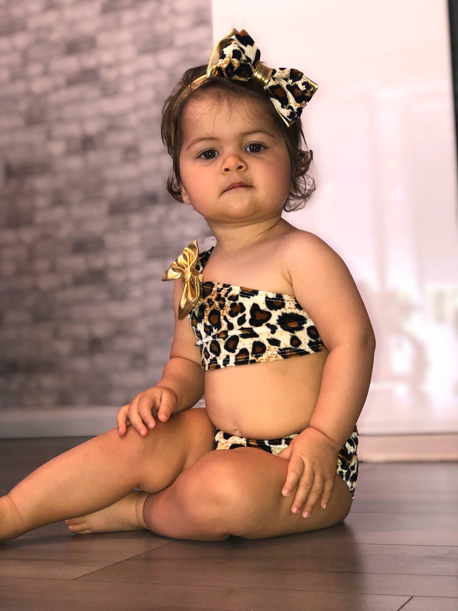 Swaïly a rejoint le concours — aidez-le/la à gagner de superbes lots ! abdomen, baby_toddler_clothing, barefoot, black_hair, chest, finger, flash_photography, foot, happy, human_leg, knee, long_hair, person, skin, stomach, thigh, toddler, trunk, undergarment, underpants