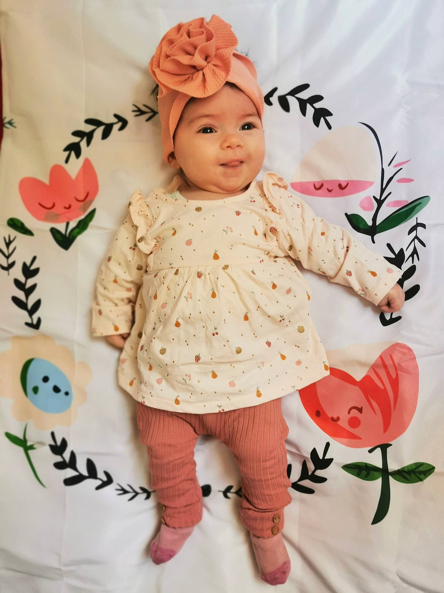 Yaëlle participe au concours pour gagner de l'argent avec cette photo : arm, baby, baby_toddler_clothing, beauty, child, dress, face, finger, font, hand, happy, headwear, human_body, orange, pattern, person, pink, red, skin, sleeve