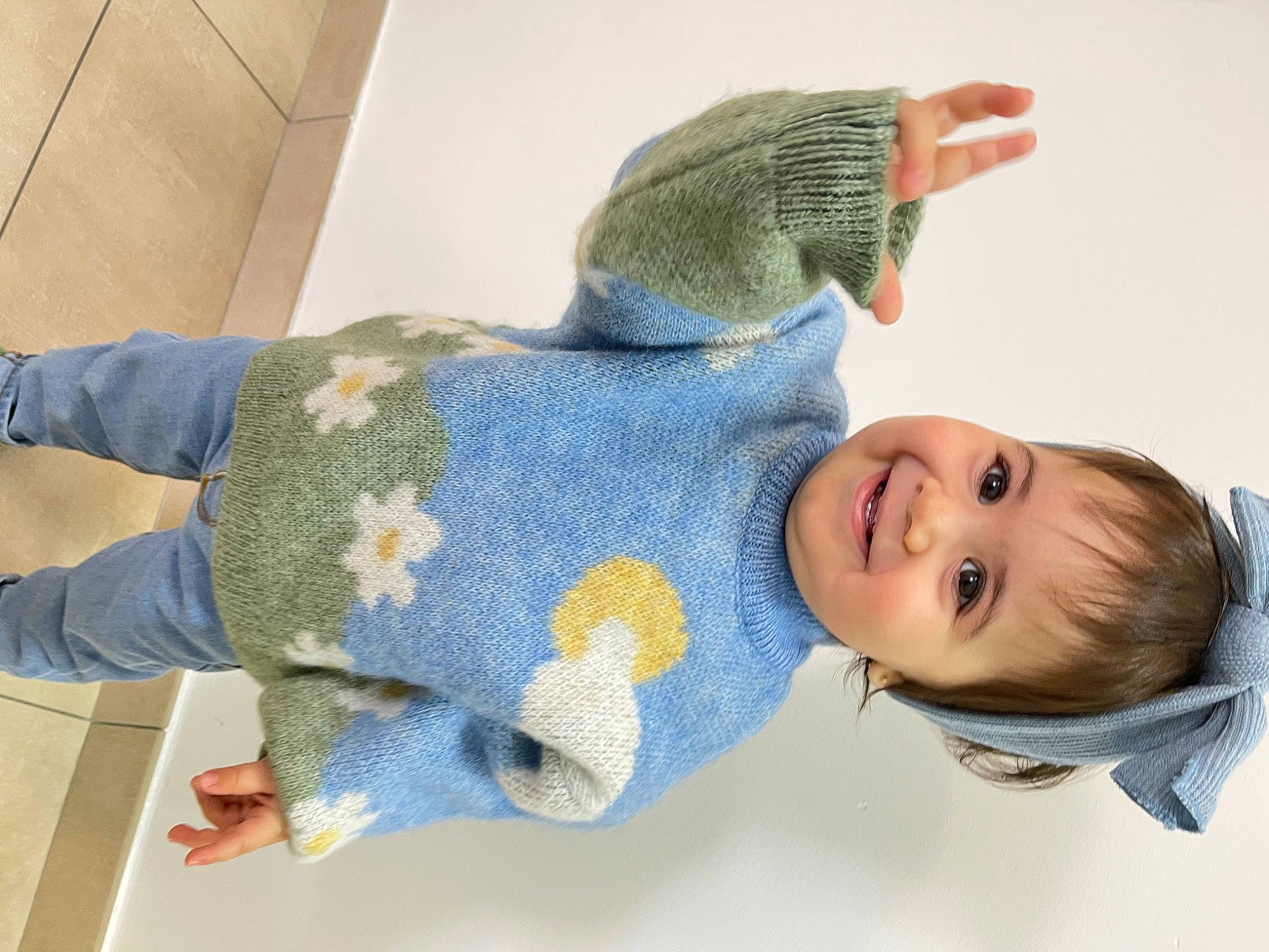 Tessia participe au concours pour gagner de l'argent avec cette photo : baby, baby_products, baby_toddler_clothing, child, comfort, creative_arts, electric_blue, face, fashion_accessory, gesture, happy, headgear, joy, outerwear, pattern, person, sleeve, smile, stuffed_toy, textile