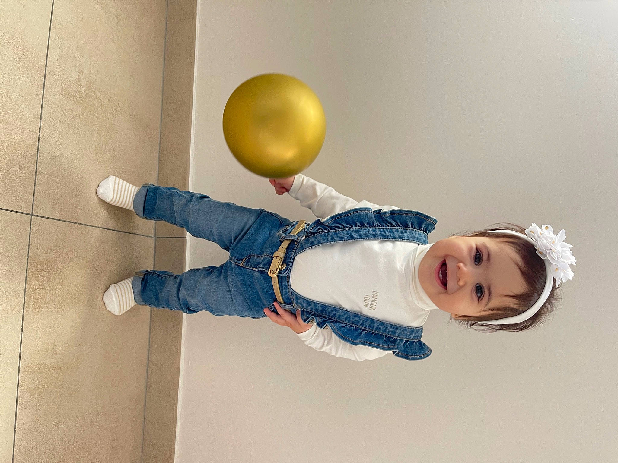 Tessia participe au concours pour gagner de l'argent avec cette photo : baby_products, baby_toys, balance, ball, ceiling, child, elbow, electric_blue, flooring, fun, gesture, happy, joy, knee, leisure, person, recreation, room, sitting, toddler