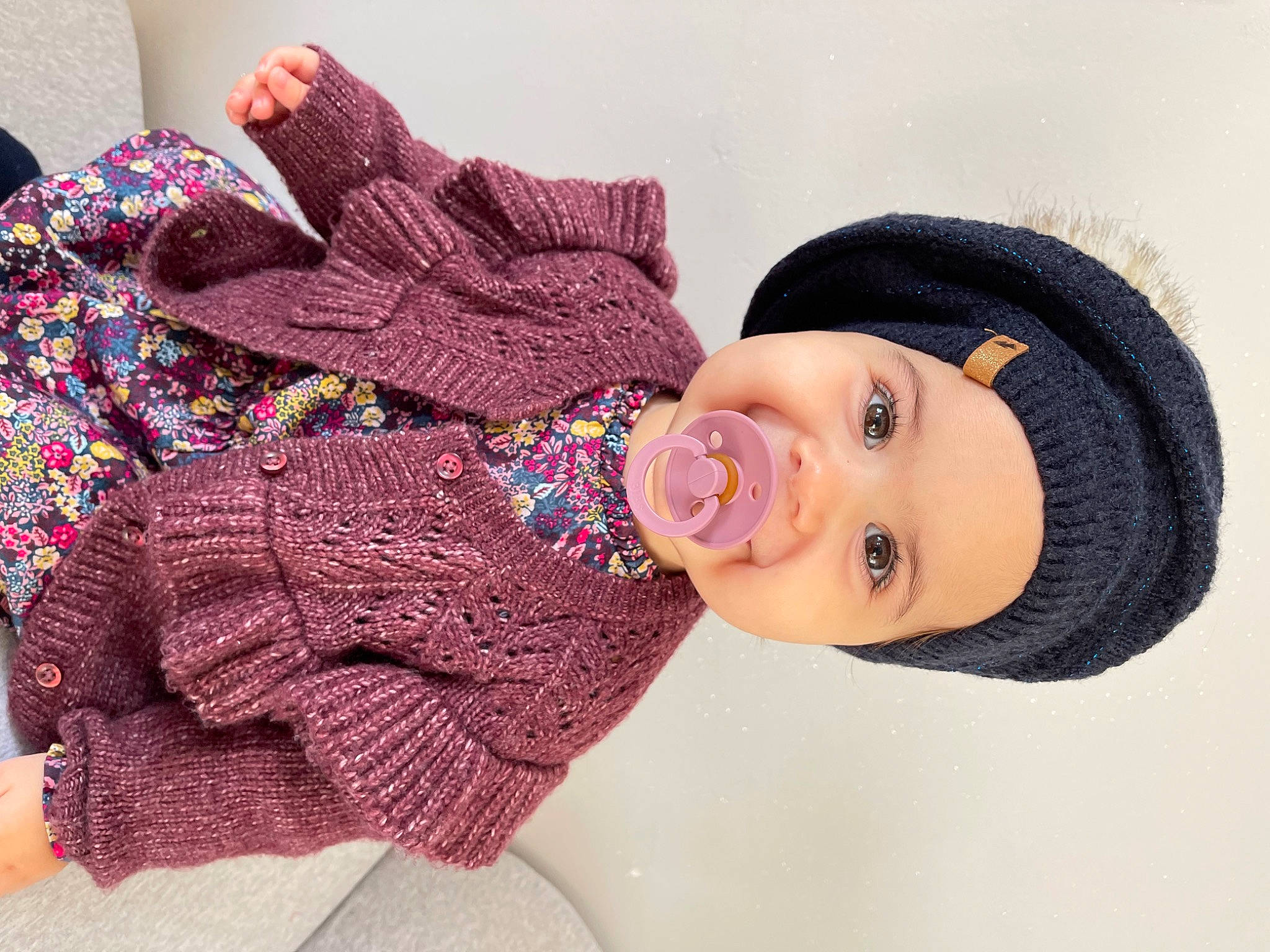 Tessia a rejoint le concours — aidez-le/la à gagner de superbes lots ! baby_toddler_clothing, beauty, cap, cheek, comfort, creative_arts, headgear, headwear, knit_cap, magenta, neck, outerwear, pattern, person, pink, product, purple, sleeve, textile, toddler