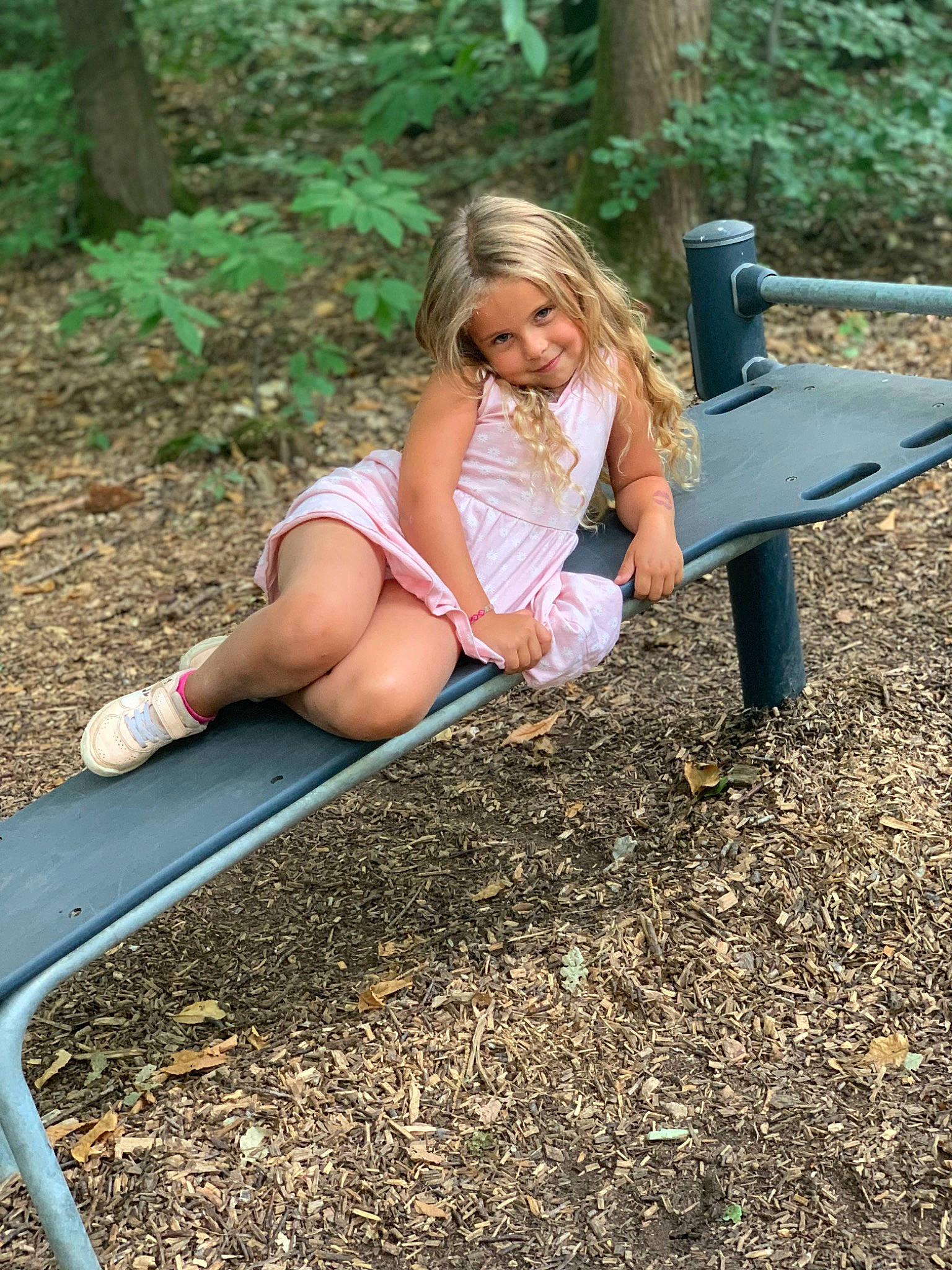 Liya a rejoint le concours — aidez-le/la à gagner de superbes lots ! eyewear, grass, hair, hairstyle, happy, joy, knee, leg, leisure, people_in_nature, person, plant, public_space, shoe, shorts, sneakers, summer, sunlight, thigh, tints_and_shades