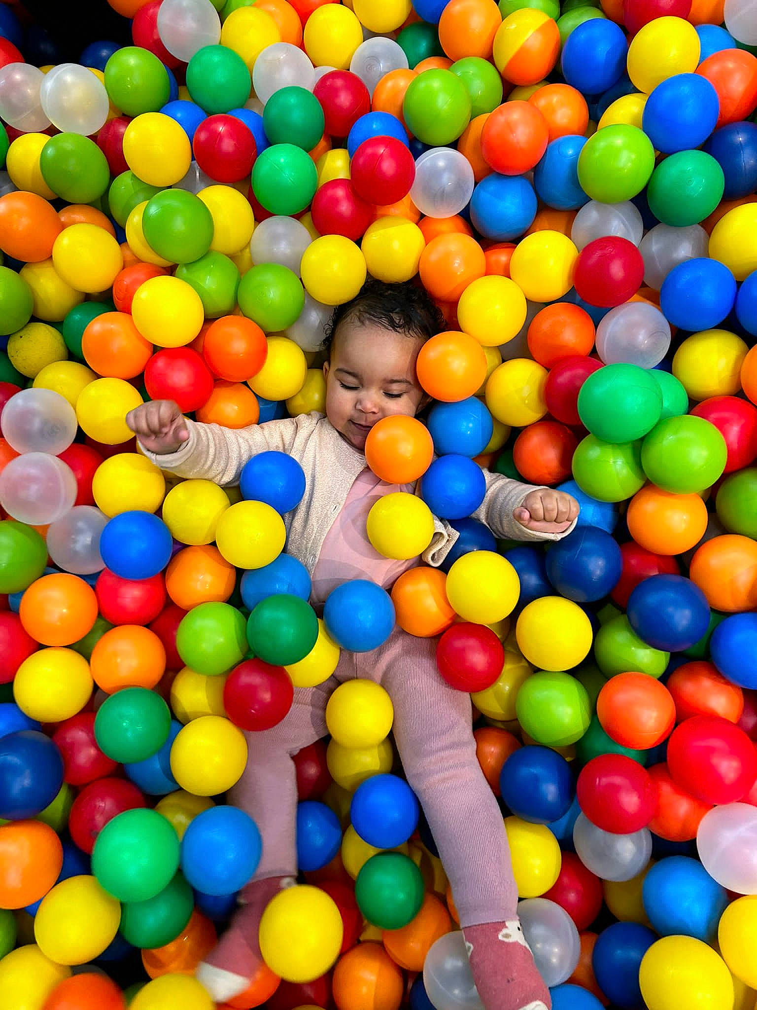 Aaliyah participe au concours pour gagner de l'argent avec cette photo : ball, ball_pit, child, confectionery, electric_blue, event, fun, mixture, pattern, people, person, plastic, play, playground, product, sweetness, toddler, toy