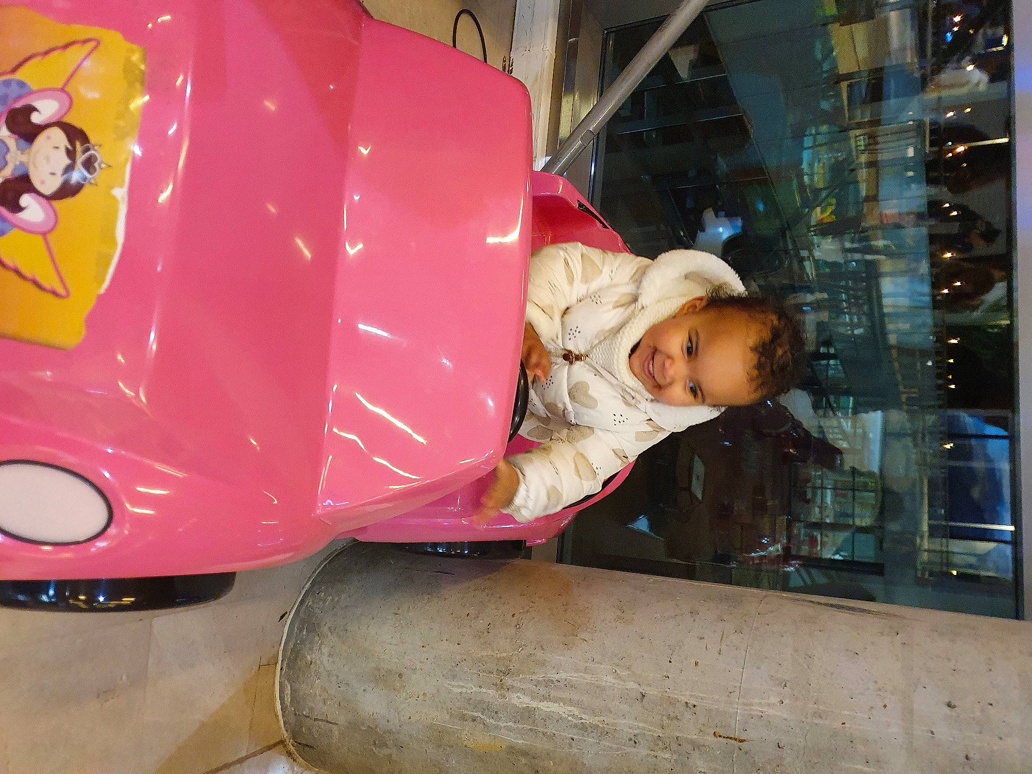 Aaliyah a rejoint le concours — aidez-le/la à gagner de superbes lots ! automotive_design, automotive_exterior, automotive_lighting, automotive_wheel_system, bumper, carmine, classic, classic_car, fun, hat, joy, luxury_vehicle, magenta, motor_vehicle, person, tire, toddler, toy, travel, vehicle