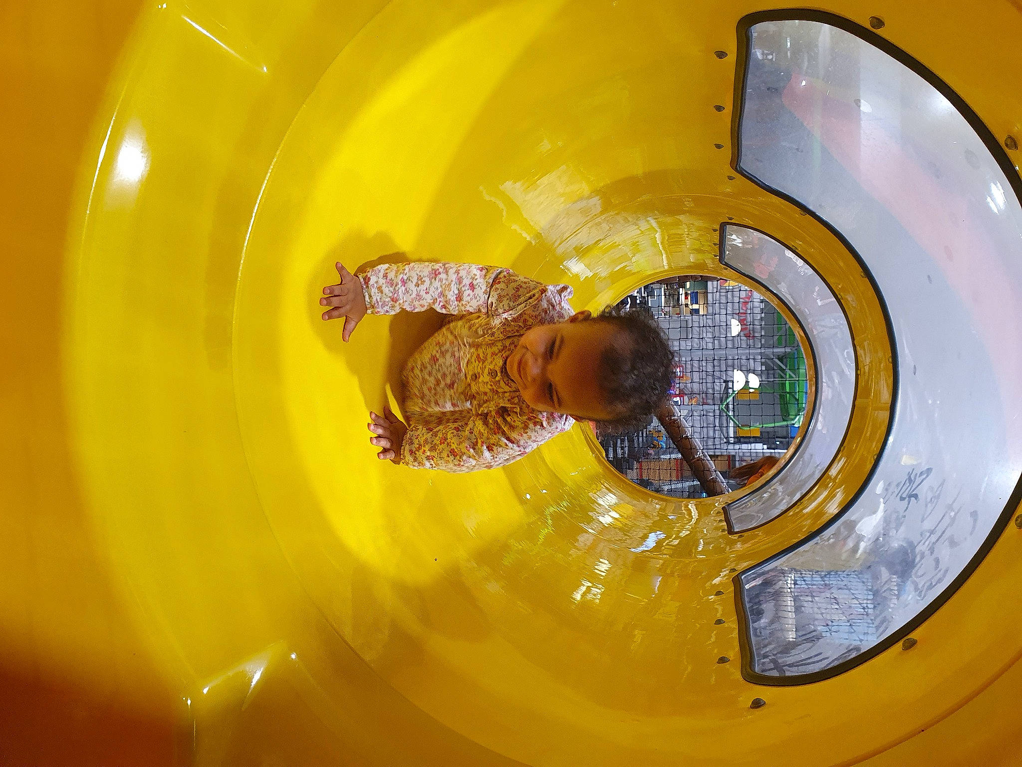 Aaliyah participe au concours pour gagner de l'argent avec cette photo : amber, auto_part, automotive_lighting, circle, engineering, fixture, fun, gas, glass, machine, metal, person, plastic, reflection, stairs, symmetry, yellow