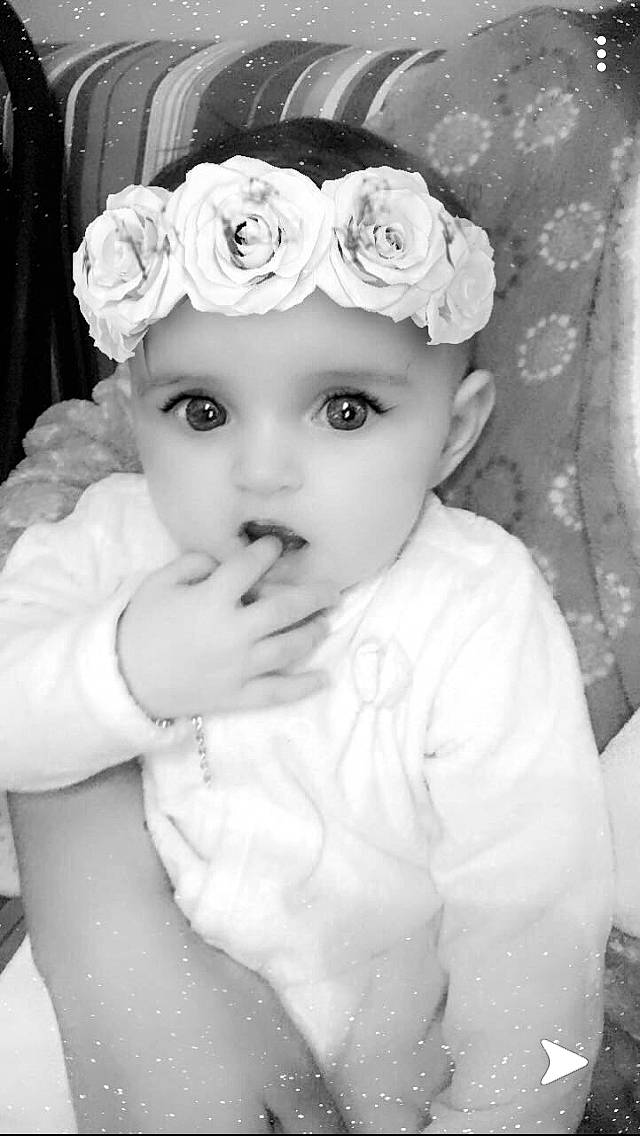 Eden a rejoint le concours — aidez-le/la à gagner de superbes lots ! baby, black_and_white, child, flower, hair_accessory, headgear, headpiece, headwear, monochrome, monochrome_photography, person, photograph, photography, portrait, smile, toddler, white