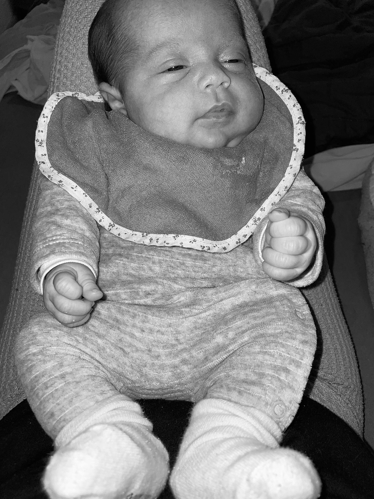 Thya a rejoint le concours — aidez-le/la à gagner de superbes lots ! baby, baby_toddler_clothing, black, cheek, child, comfort, finger, gesture, happy, human_body, lip, monochrome, monochrome_photography, mouth, person, photograph, skin, sleeve, snapshot, toddler