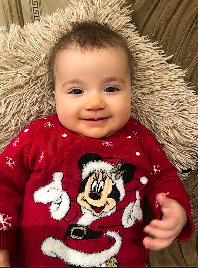 Mariam a rejoint le concours — aidez-le/la à gagner de superbes lots ! baby, baby_toddler_clothing, cheek, eye, face, facial_expression, happy, head, iris, joy, mammal, nose, outerwear, person, skin, sleeve, smile, standing, textile, toddler