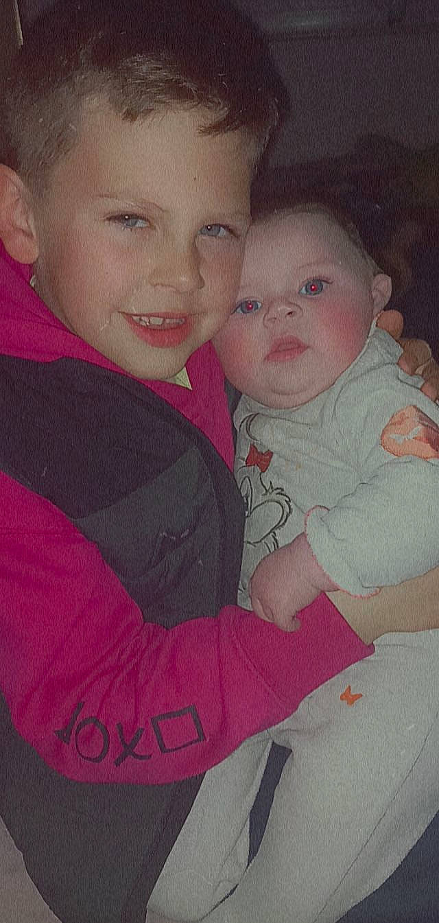 Naïm a rejoint le concours — aidez-le/la à gagner de superbes lots ! arm, cheek, chin, ear, eye, eyebrow, forehead, gesture, hairstyle, happy, head, human_body, iris, joy, lip, mouth, nose, person, pink, skin