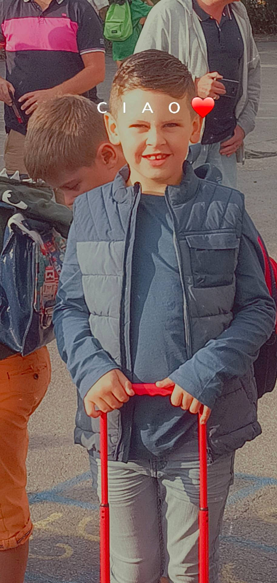 Naïm participe au concours pour gagner de l'argent avec cette photo : art, belt, child, cool, costume, electric_blue, event, eyewear, fashion, fun, gesture, happy, human, joy, landscape, person, personal_protective_equipment, sleeve, standing, toddler