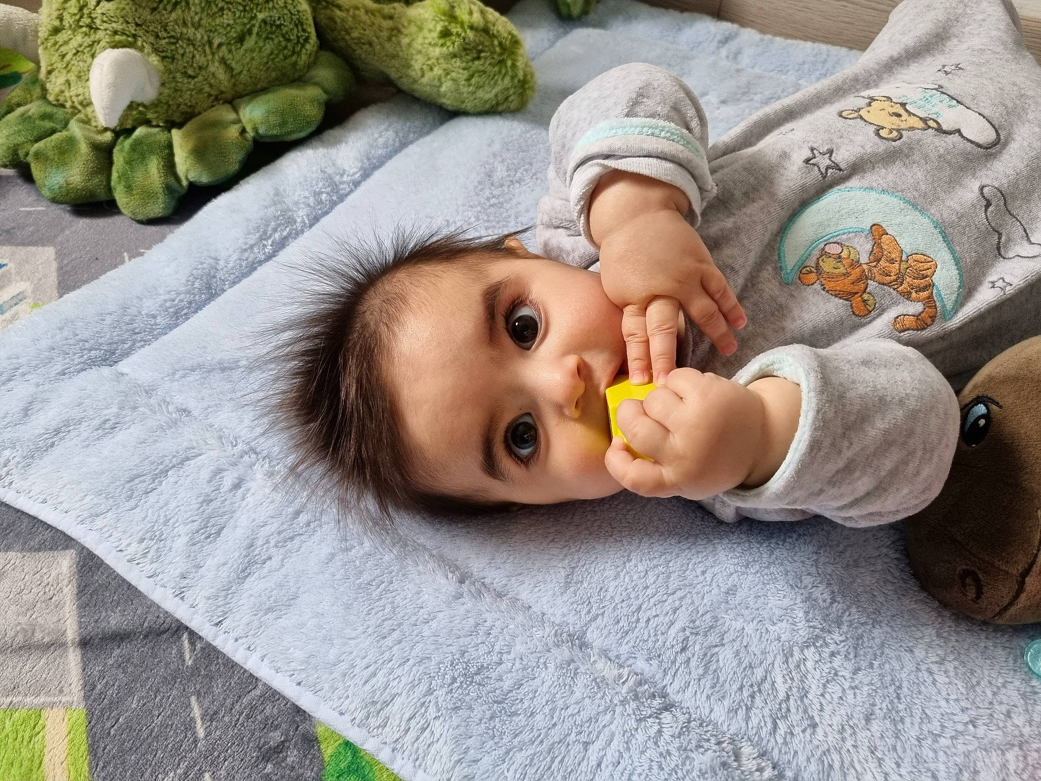 Matéo participe au concours pour gagner de l'argent avec cette photo : baby, baby_toddler_clothing, cheek, child, comfort, ear, eyelash, forehead, grass, green, happy, iris, lip, mammal, mouth, nose, person, skin, toddler, toy