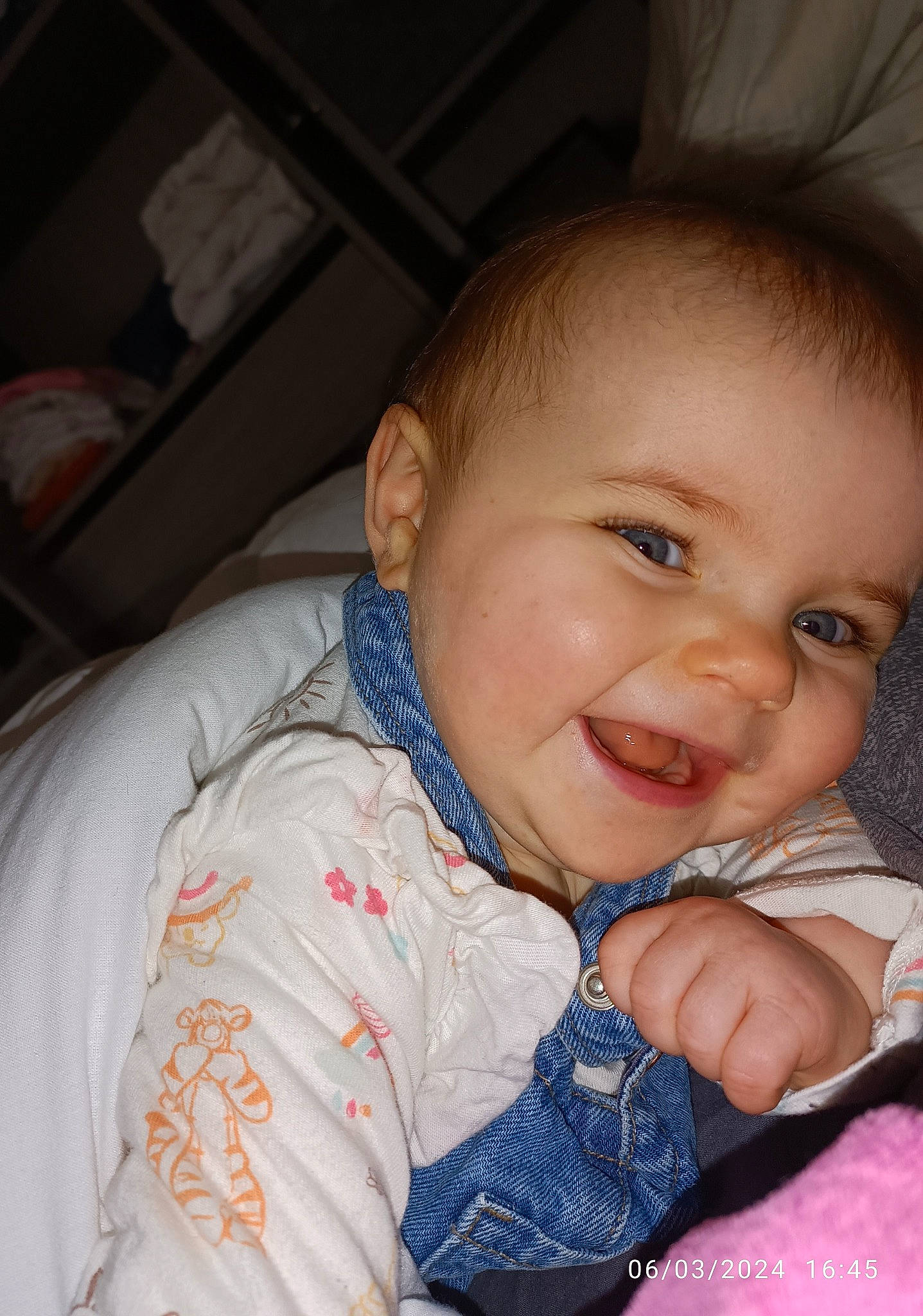 Maddy participe au concours pour gagner de l'argent avec cette photo : arm, baby, baby_toddler_clothing, cheek, chin, comfort, ear, eye, eyebrow, finger, gesture, happy, iris, lip, mouth, nose, person, skin, sleeve, smile