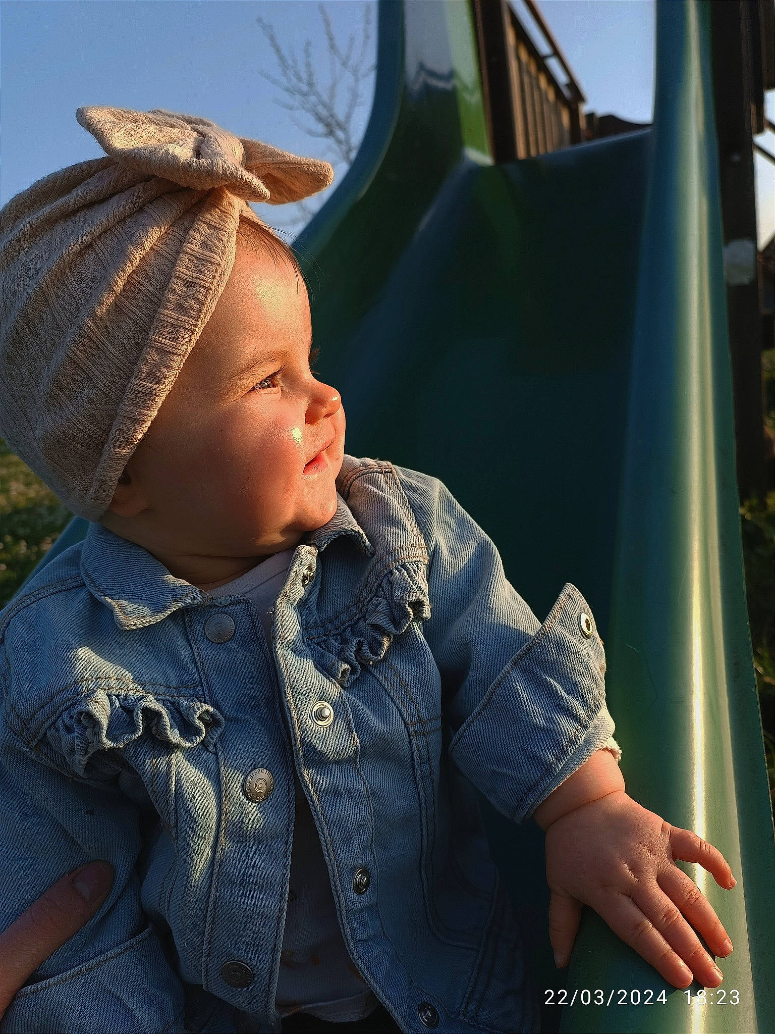 Maddy a rejoint le concours — aidez-le/la à gagner de superbes lots ! baby, baby_products, baby_toddler_clothing, button, cap, child, electric_blue, face, fashion_accessory, fun, grass, happy, hat, headwear, pattern, person, sitting, skin, sky, sleeve