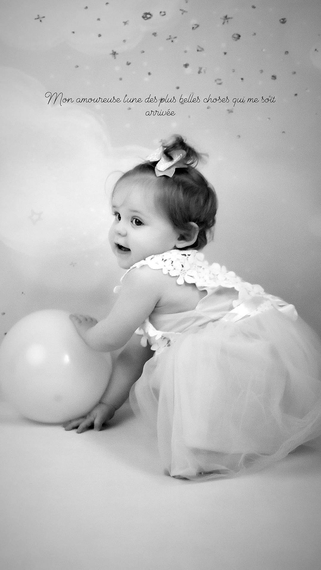 Lilly participe au concours pour gagner de l'argent avec cette photo : abdomen, baby, baby_toddler_clothing, balloon, child, child_model, day_dress, dress, embellishment, foot, hair_accessory, party_supply, person, photo_shoot, photograph, portrait_photography, stomach, style, toddler, vintage_clothing