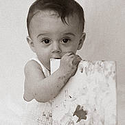 Marceau participe au concours pour gagner de l'argent avec cette photo : baby, child, infant, face, eyes, hand, arm, curious, portrait, sepia, texture, white, clothing, skin, expression, closeup, young, person, indoor, cute