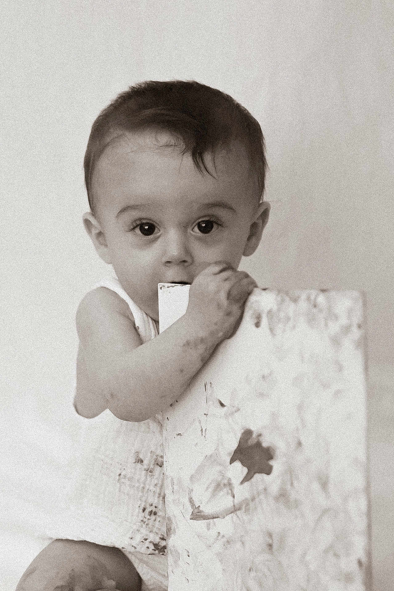 Marceau participe au concours pour gagner de l'argent avec cette photo : baby, child, infant, face, eyes, hand, arm, curious, portrait, sepia, texture, white, clothing, skin, expression, closeup, young, person, indoor, cute