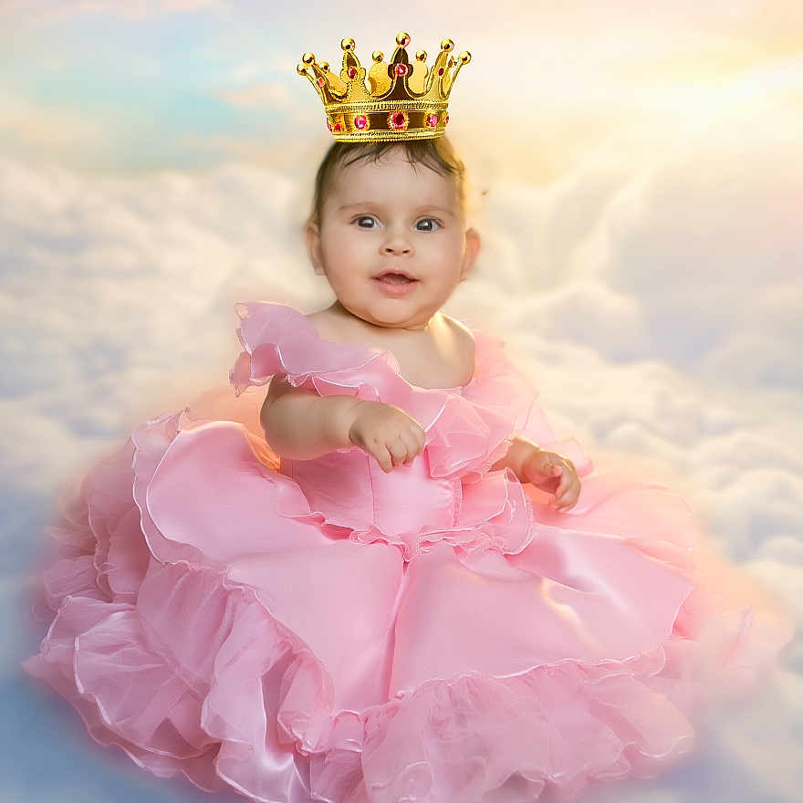 Tilelli a rejoint le concours — aidez-le/la à gagner de superbes lots ! adorable, baby, child, clouds, crown, cute, dress, fantasy, fluffy, happy, infant, innocence, pink_dress, portrait, royalty, sitting, smiling, soft_lighting, studio_photo, young_child