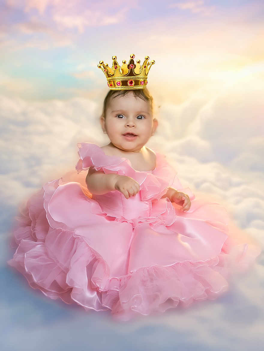 Tilelli a rejoint le concours — aidez-le/la à gagner de superbes lots ! adorable, baby, child, clouds, crown, cute, dress, fantasy, fluffy, happy, infant, innocence, pink_dress, portrait, royalty, sitting, smiling, soft_lighting, studio_photo, young_child