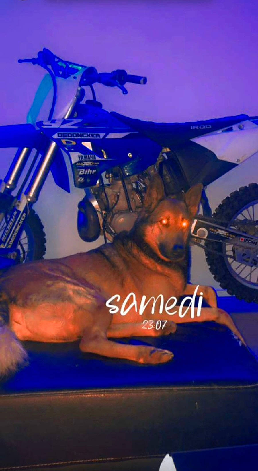 Holligan participe au concours pour gagner de l'argent avec cette photo : automotive_design, automotive_lighting, automotive_tire, blue, electric_blue, entertainment, event, hat, leisure, motor_vehicle, motorcycle, music, musician, performance, performing_arts, rim, stage, tire, vehicle, wheel