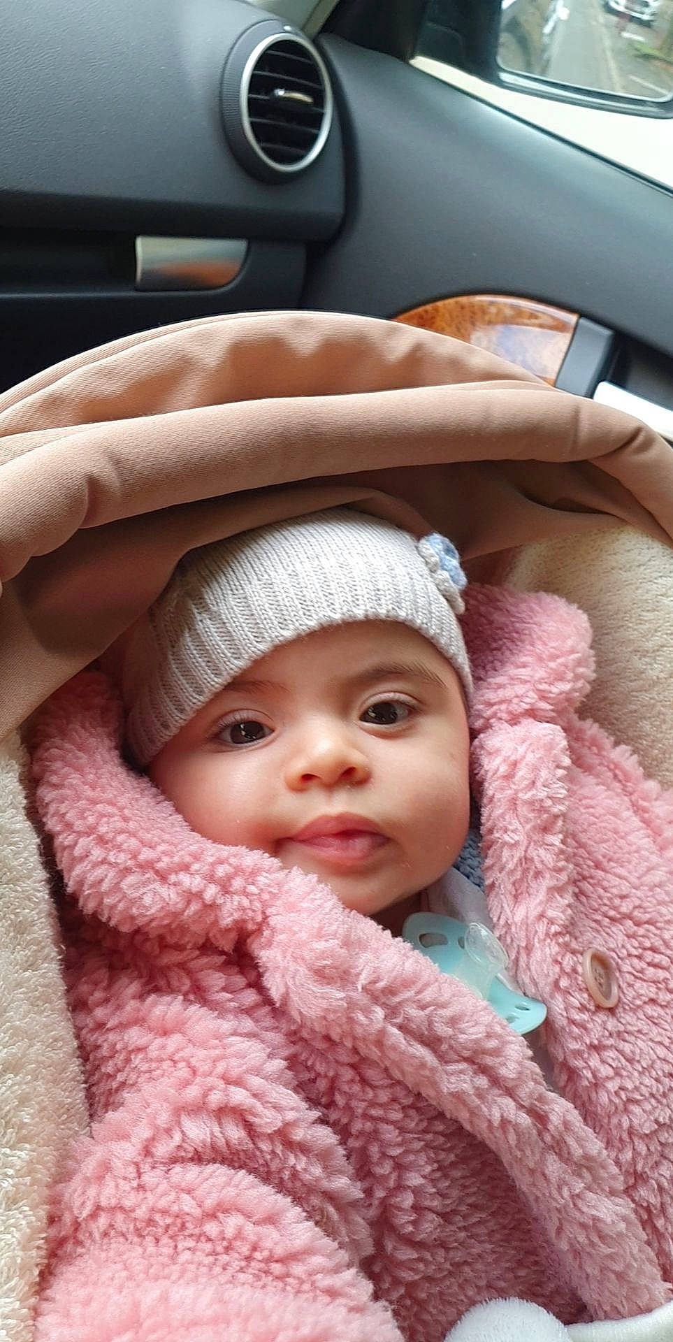 Alîna participe au concours pour gagner de l'argent avec cette photo : baby, baby_toddler_clothing, beauty, cap, cheek, comfort, eye, facial_expression, headgear, headwear, lip, mouth, nose, outerwear, person, pink, skin, sleeve, smile, steering_wheel