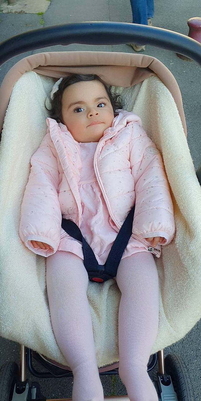 Alîna a rejoint le concours — aidez-le/la à gagner de superbes lots ! abdomen, baby_sleeping, chin, comfort, eye, face, finger, flash_photography, hand, head, headgear, leg, lip, neck, outerwear, person, pink, skin, sleeve, thigh