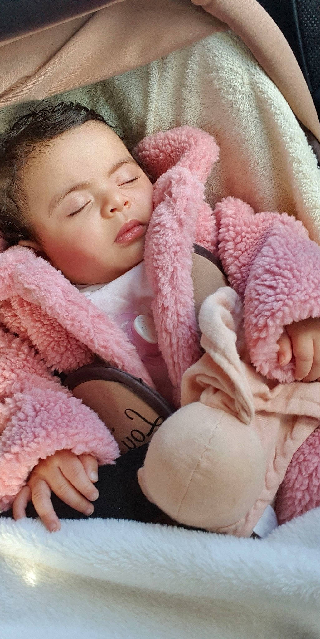 Alîna participe au concours pour gagner de l'argent avec cette photo : baby, baby_sleeping, baby_toddler_clothing, cheek, comfort, eye, face, hand, head, headgear, lip, nose, organ, outerwear, person, photograph, pink, skin, sleeve, textile