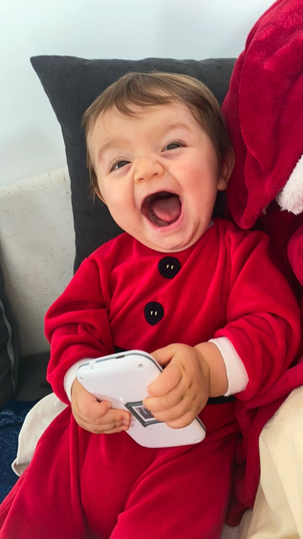 Julian a rejoint le concours — aidez-le/la à gagner de superbes lots ! baby, baby_products, baby_toddler_clothing, carmine, cheek, child, comfort, finger, fun, gesture, happy, human_body, linens, nose, person, pink, product, sitting, sleeve, smile