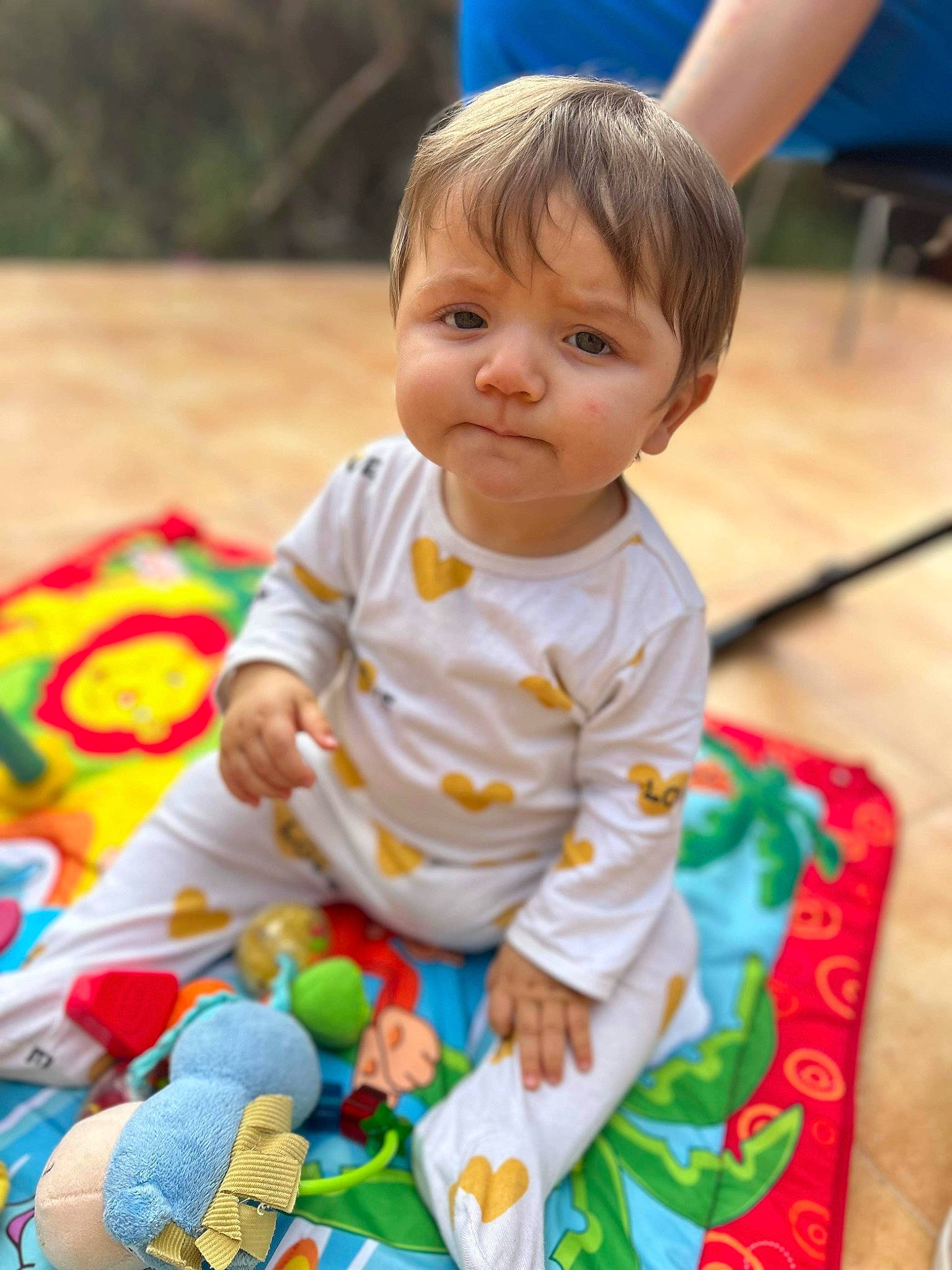 Julian a rejoint le concours — aidez-le/la à gagner de superbes lots ! baby, baby_playing_with_toys, baby_toddler_clothing, blue, cheek, child, fun, grass, happy, head, leisure, people, person, play, product, sitting, skin, sleeve, toddler, toy