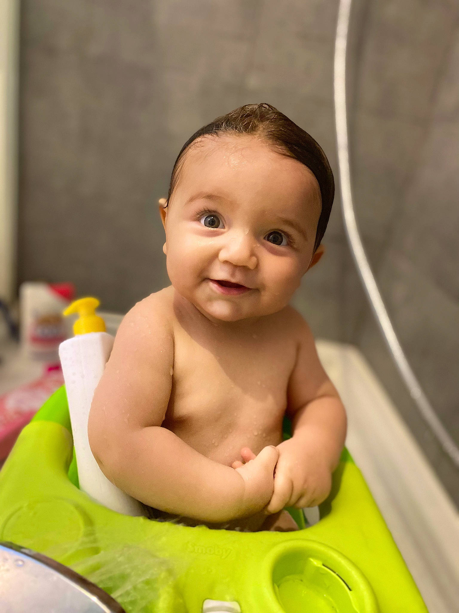 Julian a rejoint le concours — aidez-le/la à gagner de superbes lots ! arm, baby, baby_bathing, baby_playing_with_toys, baby_products, bathing, cheek, chest, child, eye, eyebrow, fun, happy, iris, joy, leisure, mouth, nose, person, skin